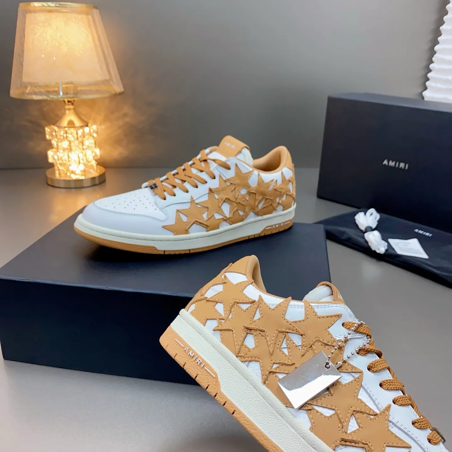 p620🐮🐮AMIRI 💧🌳Couple model💎 The latest The Pacific series Couple model Bone Star Casual sneakers Skateboard shoes ✔️ AMIRI's Pacific shoes are a sneaker that combines luxury and street style. Many celebrities and Internet celebrities have the same style. Its design and workmanship are very elegant. Made of high-grade cow leather, soft to the touch and highly durable 💘💍Fabric: Original customized imported first-layer cowhide 💘💍Inner lining: Original customized breathable mesh lining 💘💍Feet: Original injection molded one-piece, comfortable and wear-resistant without tiring the feet 💘💍Outsole: Original 1:1 molded three-color sole Original outsole 💘💍Sole thickness: 3CM 💘💍Size: Female 35-40 Male 39-46 💘💍price; top version 💦Special remarks Remark: (Female size 34 40. Men’s size 38 45 46 is customized and cannot be returned or exchanged) Please note when placing an order! Thank you🤝🤝